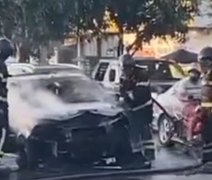 Incêndio atinge carro no meio de avenida no Tabuleiro do Martins