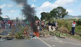 Manifestantes sem-terra interditam trecho da BR-104 em protesto nesta segunda-feira (6)