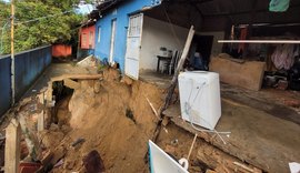 Defesa Civil de Maceió interdita casas após colapso na grota do Aterro