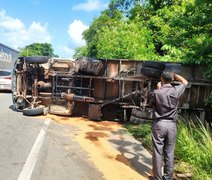 Acidente entre carro e caminhão deixa homem ferido na BR-316, em Satuba