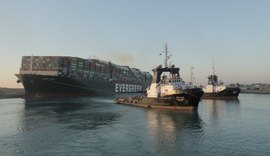 Navio que bloqueia o Canal de Suez volta a flutuar parcialmente