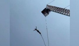 Turista sobrevive a queda de bungee jump após corda arrebentar; veja o vídeo