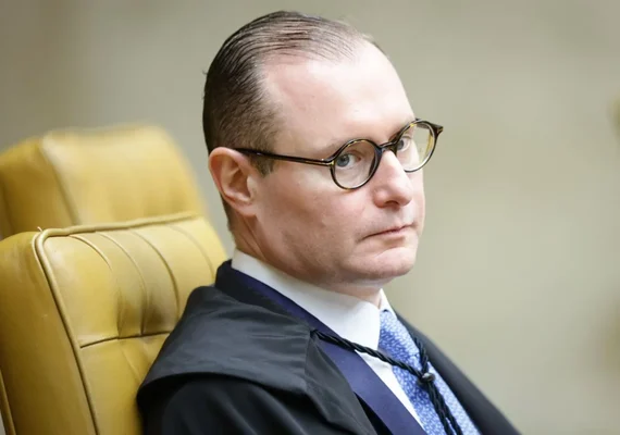 Zanin exige dados de celular e rebate Mendonça sobre ação no STF