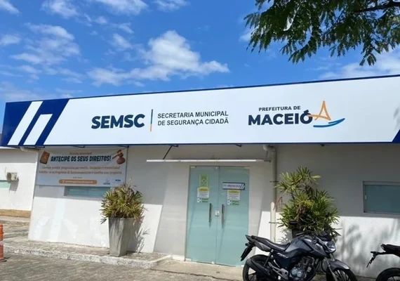 Prefeitura notifica empresa por instalar carregadores elétricos irregulares em postes