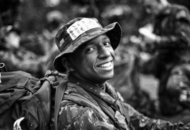 A primeira civil a fazer um projeto fotográfico de longa duração no Exército Brasileiro