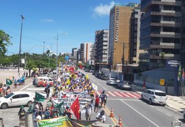 1º de maio: Manifestação de trabalhadores percorre orla marítima