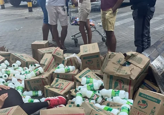 Pallets desabam dentro de supermercado e deixam mãe e filha feridas