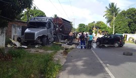 Duas carretas e um carro de passeio se envolvem em acidente na AL-101 norte, em Ipioca