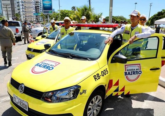 Homem agride esposa na orla de Pajuçara