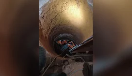 Mulher cai em buraco de oito metros ao sair para banheiro em MG