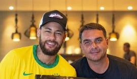 Flávio Bolsonaro e pai de Neymar pressionaram ex-banqueiro