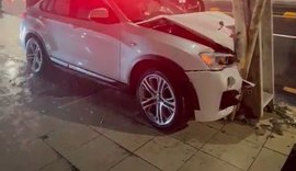 Vídeo: Motorista de BMW arrasta carros e bate em poste na Orla de Jatiúca, em Maceió