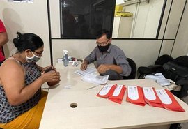 Prefeitura entrega 250 cartões alimentação para permissionários do Shopping Popular