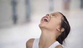 Ciência explica riso incontrolável em situações inadequadas; confira