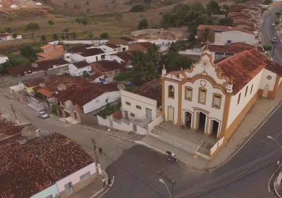 Prefeito de Anadia é denunciado por nepotismo; metade do 1º escalão é ocupado por parentes de Victor Rocha