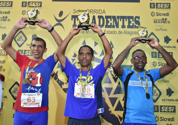 Corrida Tiradentes atrai atletas profissionais e amadores à orla de Maceió