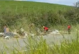 Tombamento de carreta com carga de cerâmica causa susto na BR 101