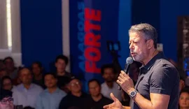 Com 80% dos prefeitos, base forte e Bolsonaro, Lira precisa de JHC?