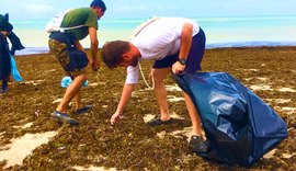 Mutirão retira lixo trazido pelo mar para praias de Porto de Pedras