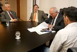 TJ assina parceria para levar réus ao AA e NA