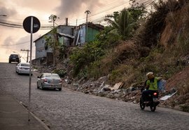Ladeira do Bonfim, em Maceió, é interditada para manutenção em encosta