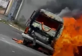 Kombi é destruída por incêndio no centro de Delmiro Gouveia