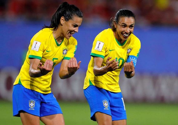 Marta faz história, Brasil vence a Itália e se classifica