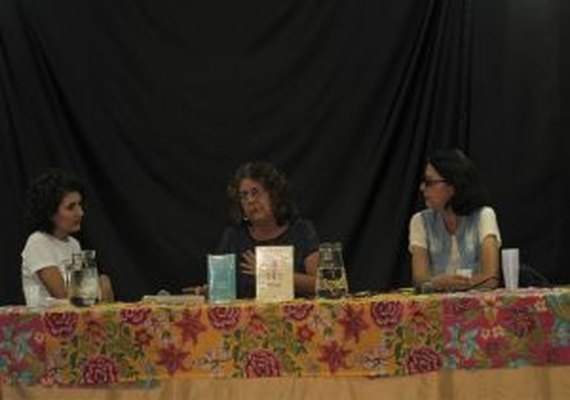 Escritora Arriete Vilela lança livro e participa de mesa redonda em Arapiraca