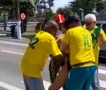 VÍDEO: Mulher aparece nua em ato bolsonarista e é chamada de petista por manifestantes