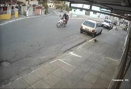 VÍDEO: Idoso é atropelado por moto ao tentar atravessar via em Coqueiro Seco