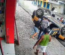 VÍDEO: Viatura do DMTT capota em perseguição a carro suspeito de transporte clandestino