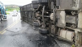 Ônibus tomba em trecho da BR-101 e deixa feridos