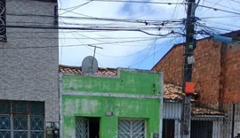 Idosa de 77 anos é morta com golpes de tijolo dentro da própria casa, em Maceió