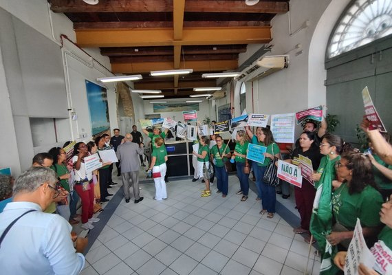 Ato na Câmara de Vereadores marca terceiro dia de greve da rede municipal de Educação