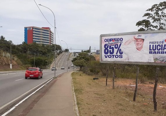 Prefeito reeleito de Arapiraca 'invade' Maceió com outdoors de agradecimento