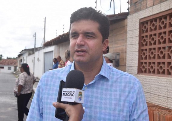 Prefeito Rui Palmeira entrega 17 vias pavimentadas no Moacir Andrade