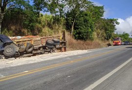 Caminhão tomba na BR 104 e deixa três pessoas feridas em São José da Laje