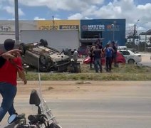 Carro capota em canteiro e preocupa motoristas na BR-104, em Rio Largo