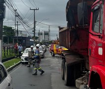 VÍDEOS: Idoso fica preso em caminhão após queda de fio de alta tensão em Maceió