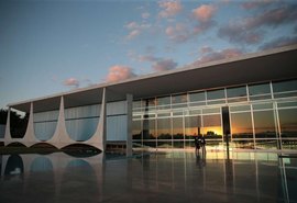 Palácio da Alvorada está com piso, teto, tapetes e móveis danificados; veja