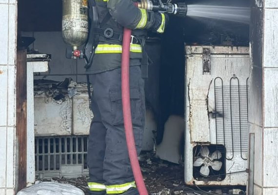 Incêndio atinge estabelecimento comercial no Alto do Cruzeiro, em Arapiraca