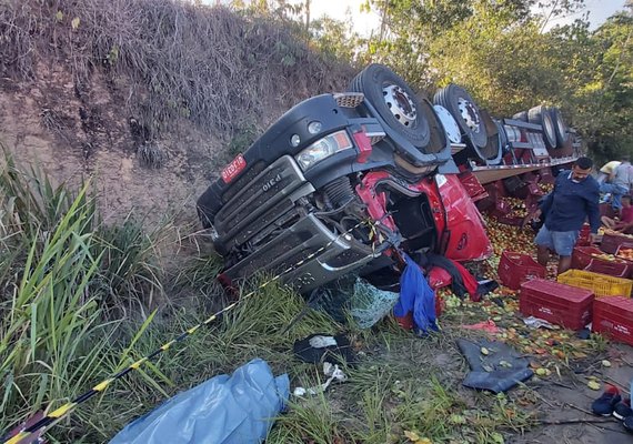 Motorista morre após caminhão tombar na AL-404