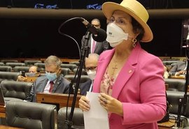 Tereza Nelma leva caso de pastora ameaçada para procuradoria da Mulher