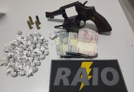 PM apreende duas armas de fogo e drogas em ações em Maceió