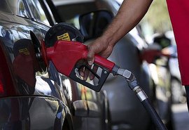 Ministro diz que governo dá resposta certa a aumento de combustíveis