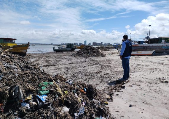 Com alto volume de chuva, toneladas de lixo se acumulam na praia da avenida em Maceió