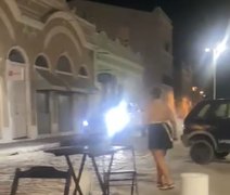 Vídeo: caminhonete atropela motociclista em Penedo após confusão na rua