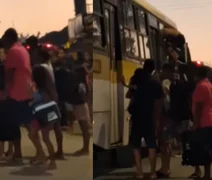 Passageiros forçam entrada, entram pela janela e arrancam porta de ônibus