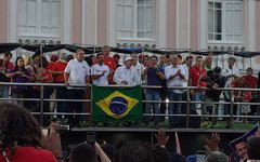 Ao lado de aliados e correligionários, Lula (PT) leva multidão ao Centro de Maceió