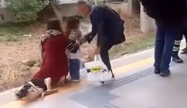 Criança cai no vão entre o trem e a plataforma e é resgatada pelo pai